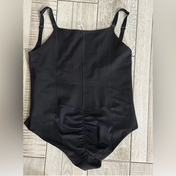 LEONISA 018513 CLASSIC BOTTOM FIRM BODY SHAPER DIAGONAL HOOK-AND-EYE Black NWT - Picture 5 of 12